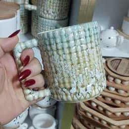 ماگ سرامیکی طرح بافتدار با لعاب چندرنگ مات و طراحی خاص دسته